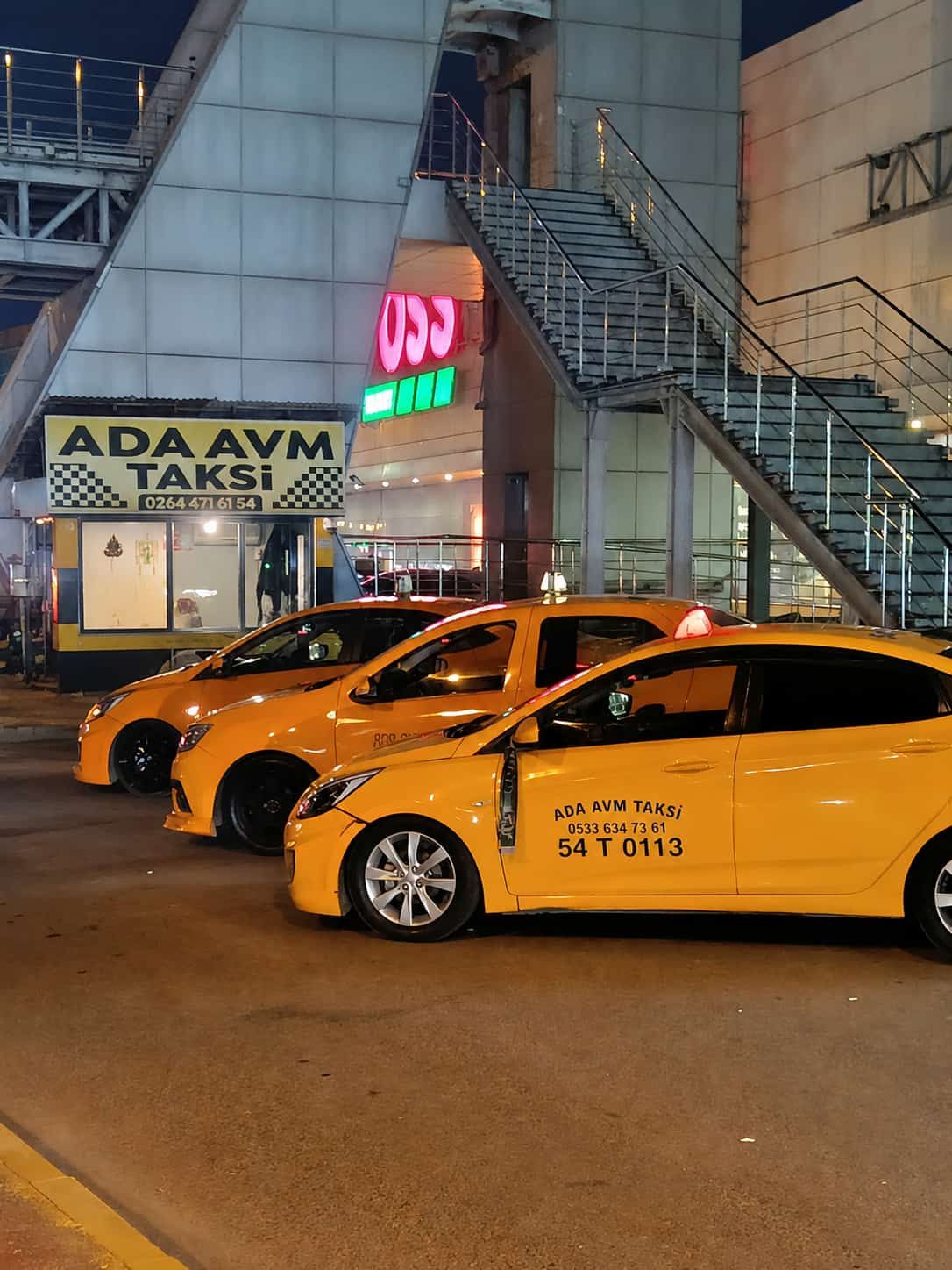 Erenler Taksi araçları gece ADA AVM önünde taksi durağında